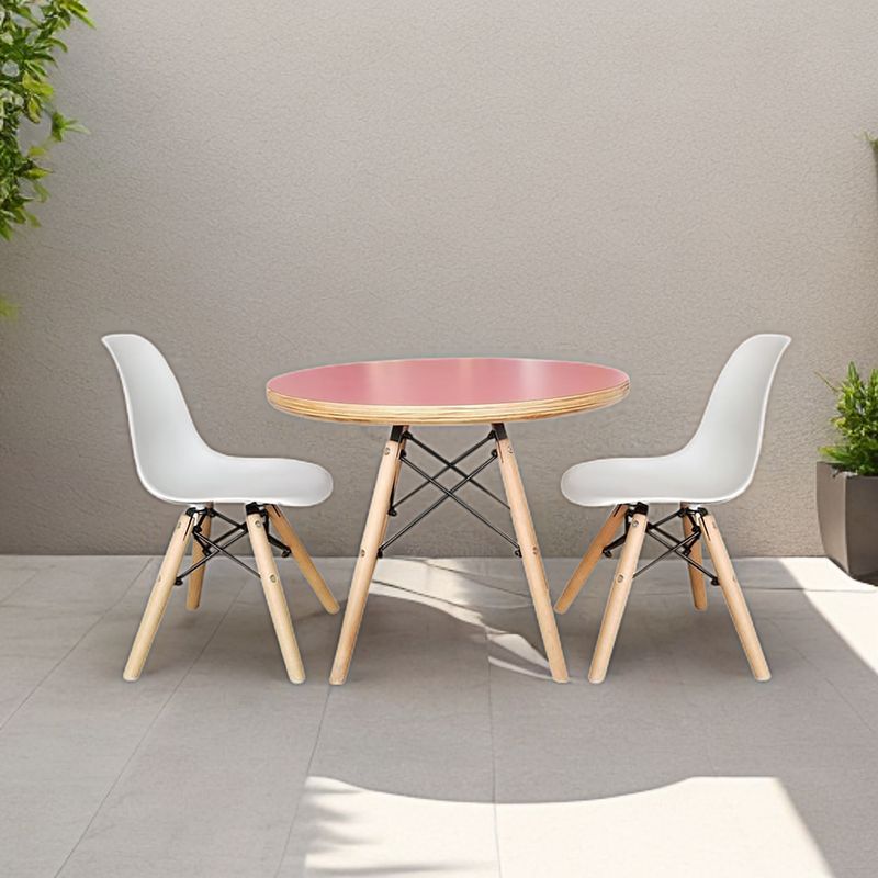 DE PIES A CABEZA - Set De Mesa Cubierta Rosada Y Dos Sillas Eames
