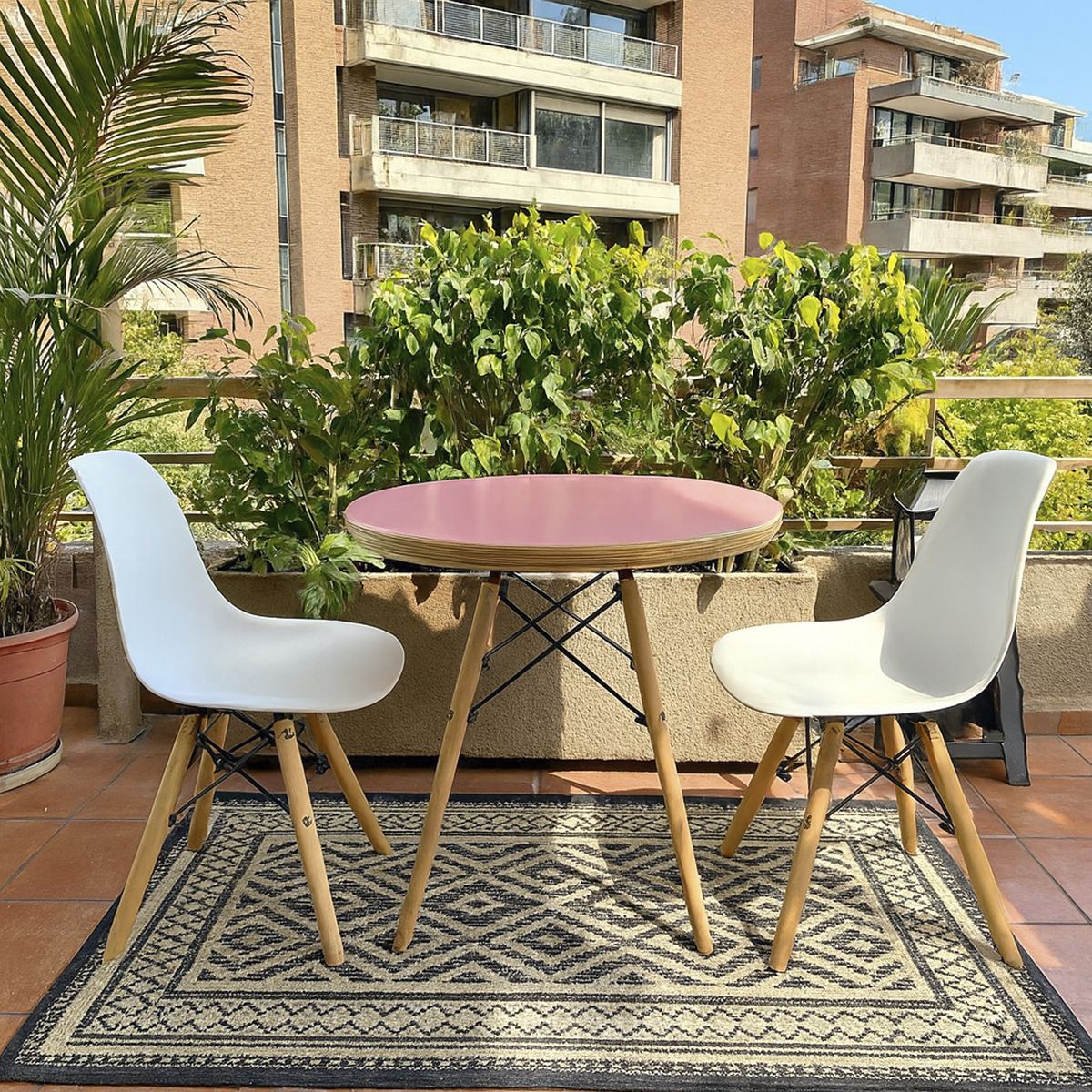 DE PIES A CABEZA - Set De Mesa Cubierta Rosada Y Dos Sillas Eames