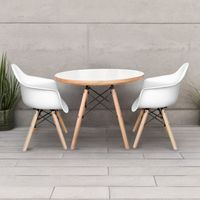 Set De Mesa Cubierta Blanca Y Dos Sillas Eames