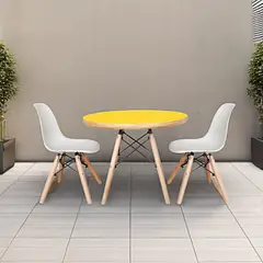 DE PIES A CABEZA - Set De Mesa Cubierta Amarilla Y Dos Sillas Eames