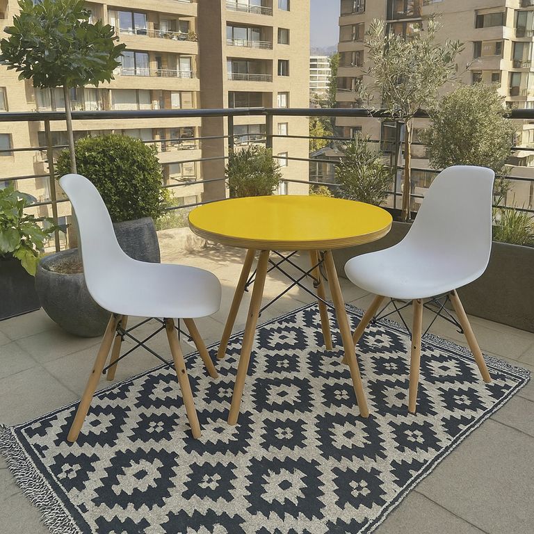 Set De Mesa Cubierta Amarilla Y Dos Sillas Eames