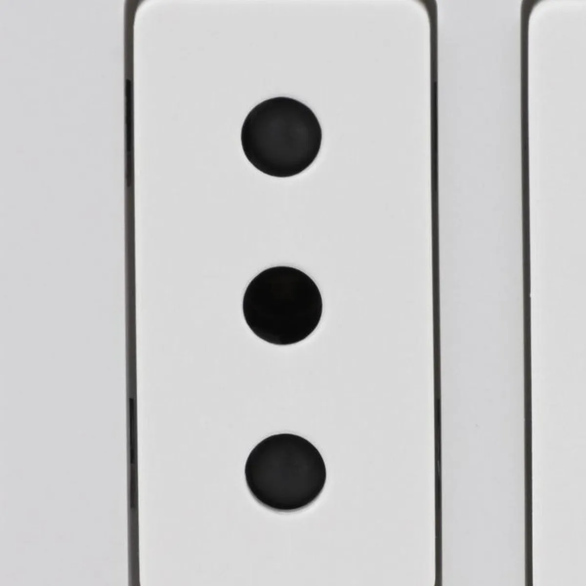 SCHNEIDER ELECTRIC - Casquete Genesis armado con tomacorriente 10A + 10/16A blanco