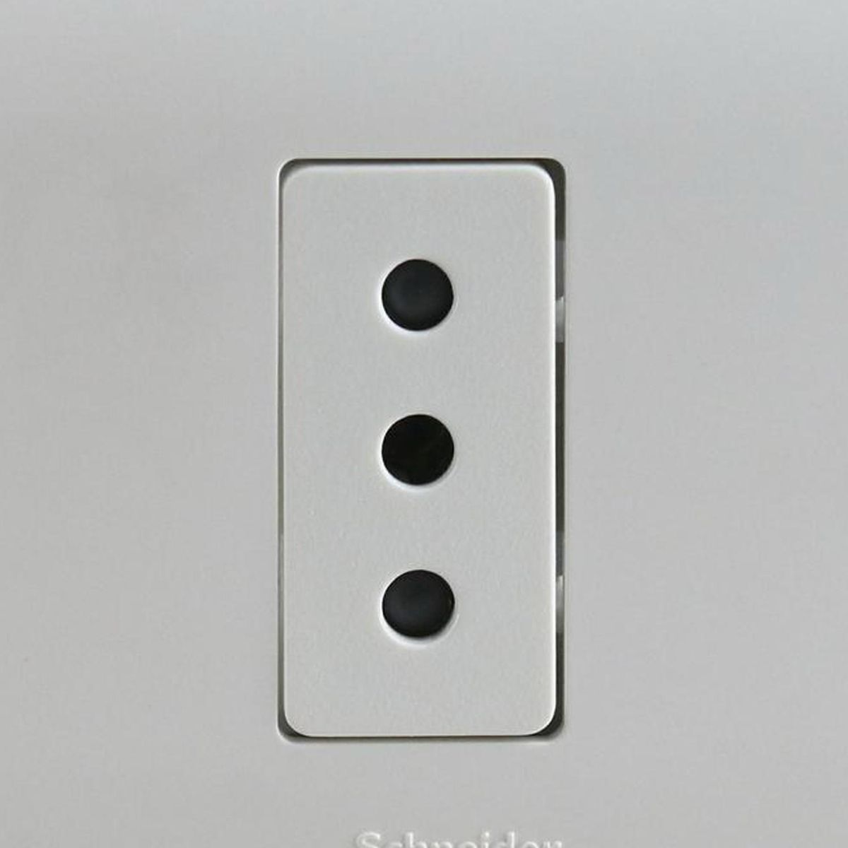 SCHNEIDER ELECTRIC - Placa Genesis armada con tomacorriete 10/16A blanco