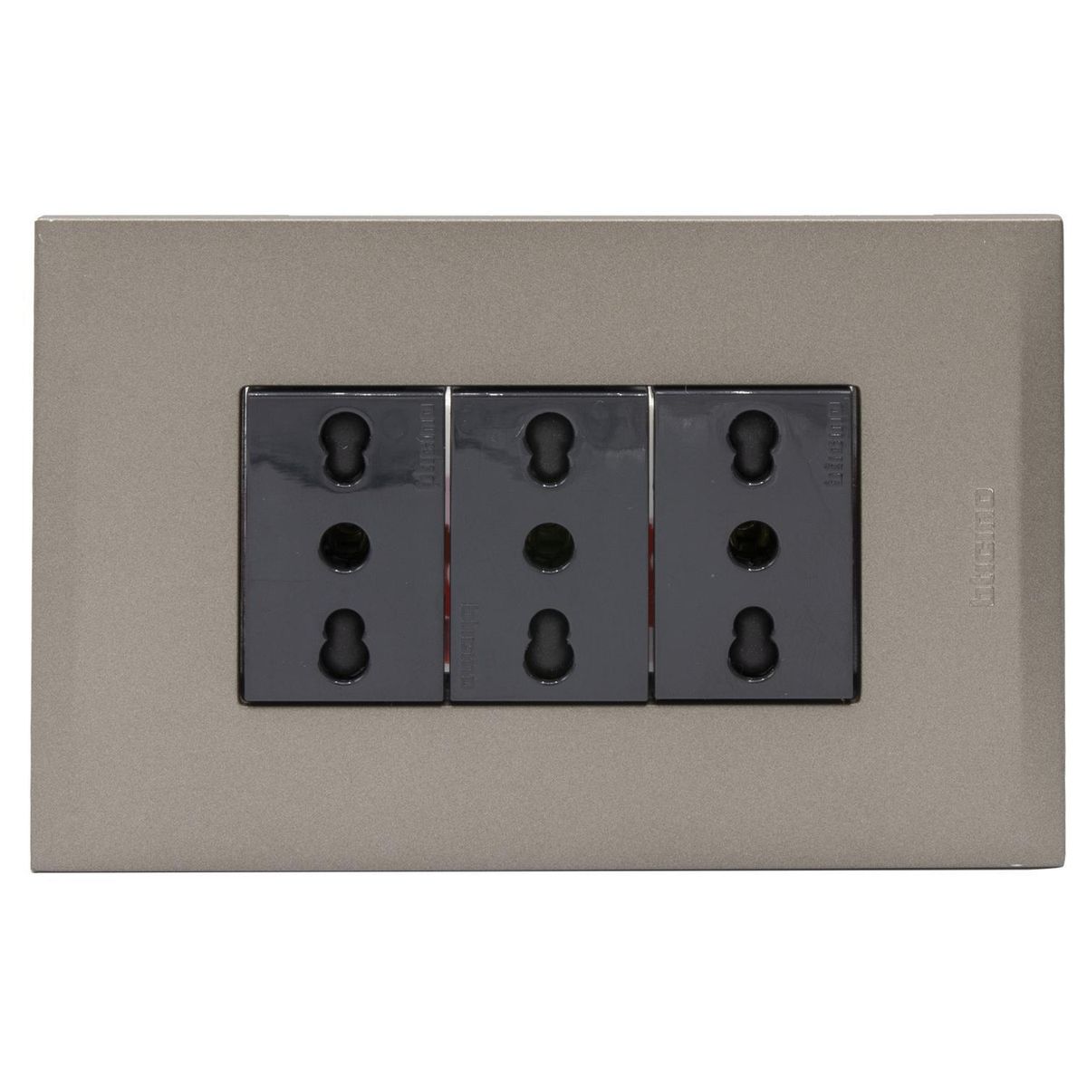 BTICINO - Placa armada Nóbile tomacorriente triple 10/16A color terra