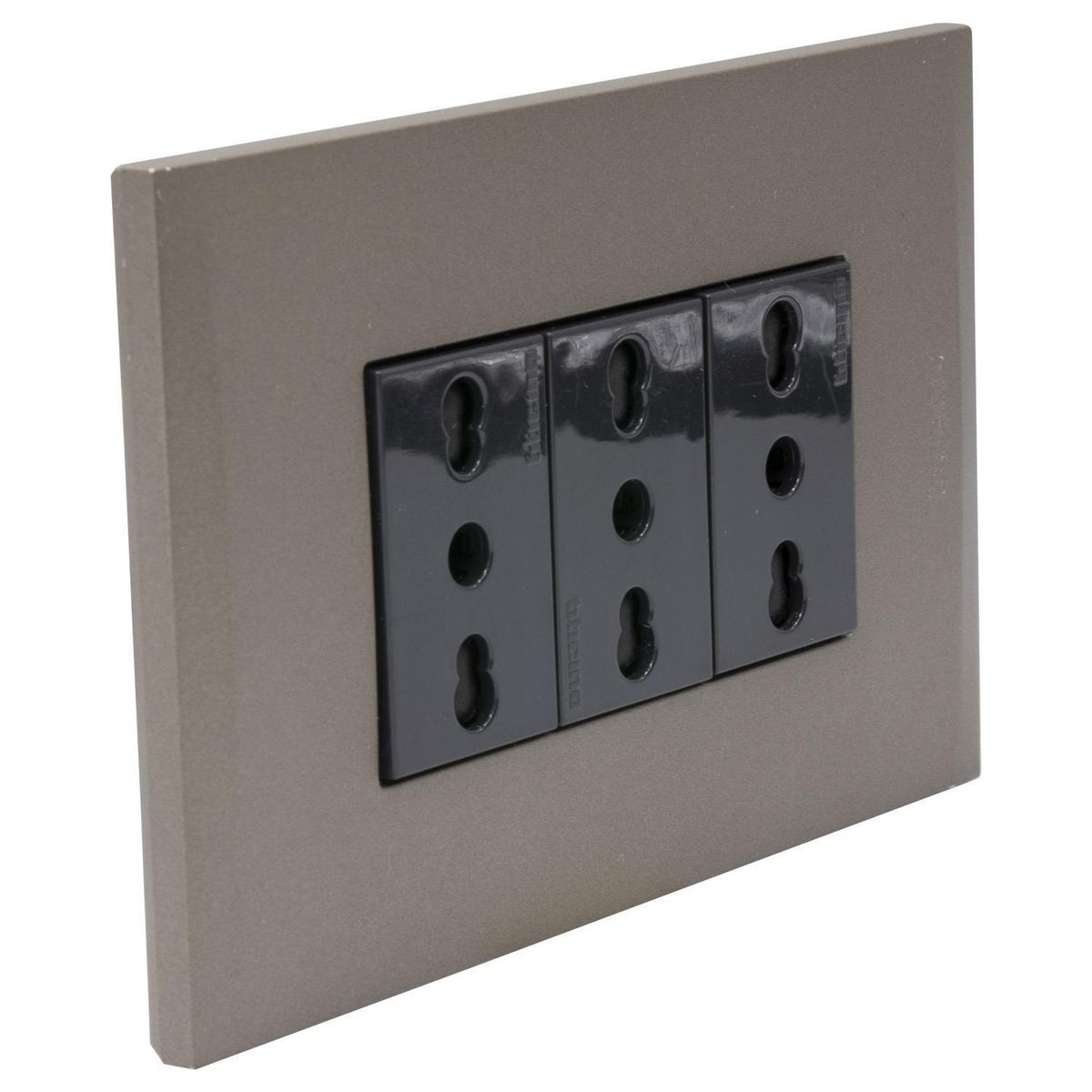 BTICINO - Placa armada Nóbile tomacorriente triple 10/16A color terra