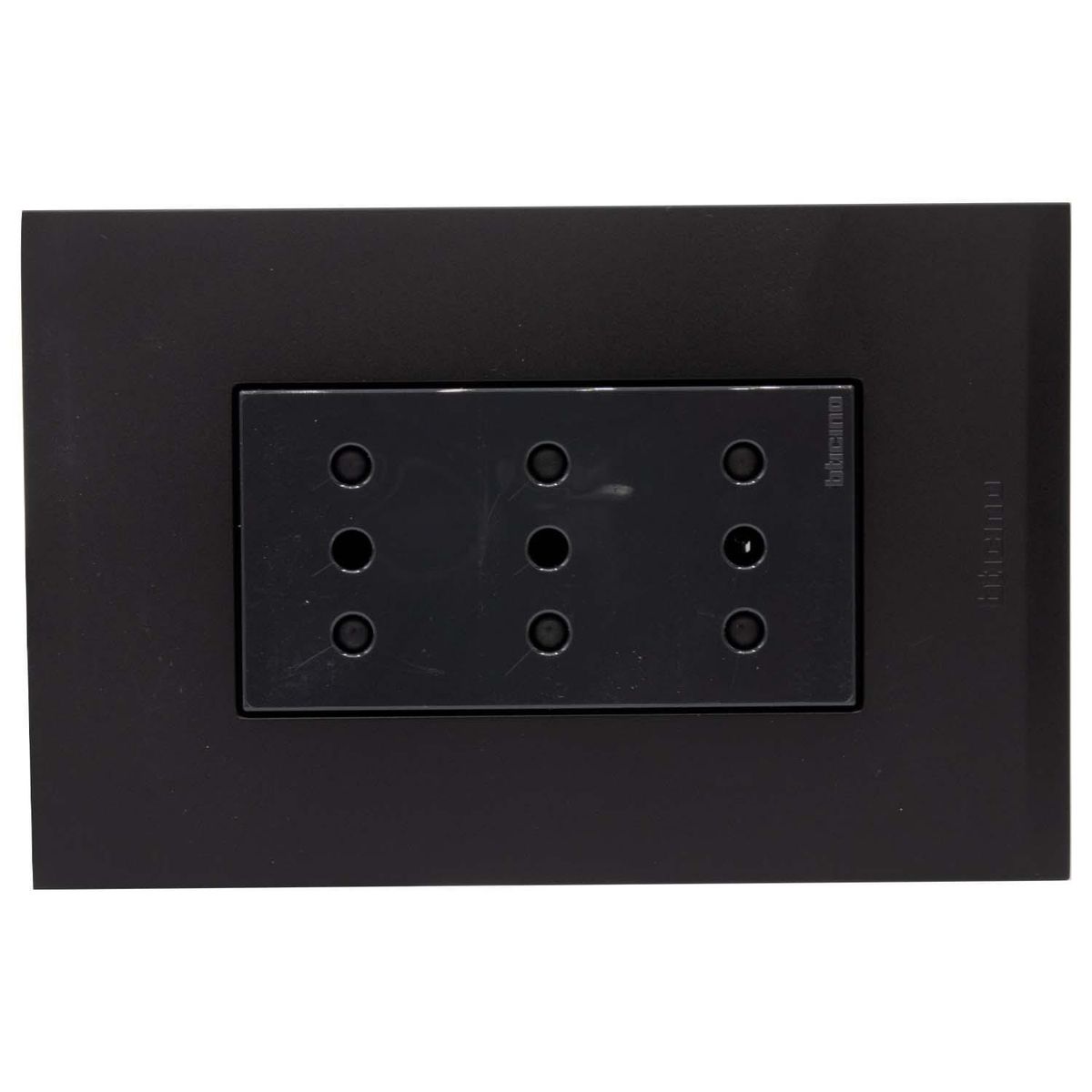 BTICINO - Placa armada Nóbile tomacorriente triple 10A negro