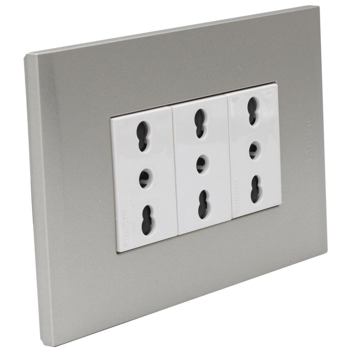 BTICINO - Placa Armada Nóbile Tomacorriente Triple 10/16A Color Perla