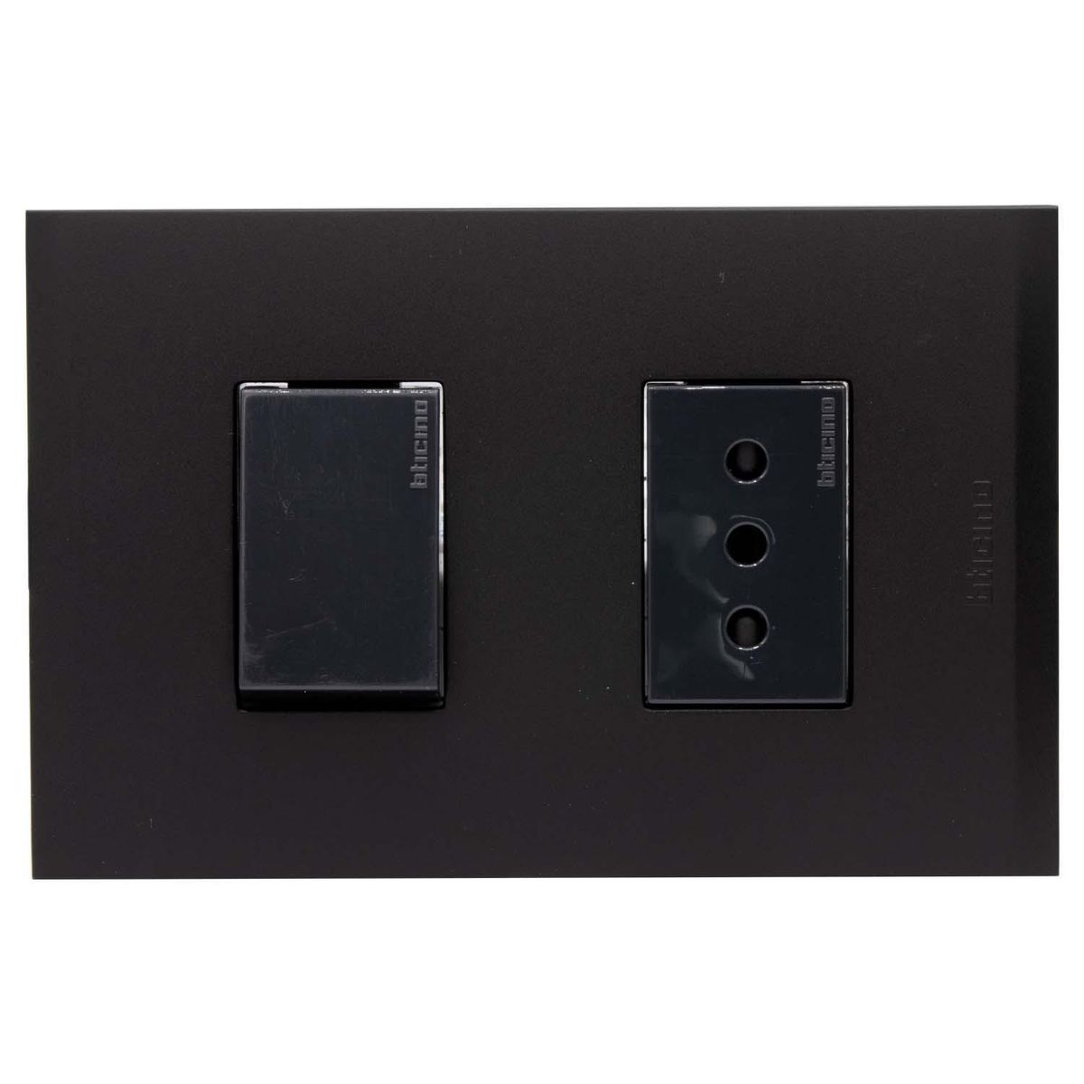 BTICINO - Placa armada Nóbile interruptor simple 9/12 + tomacorriente 10A negro