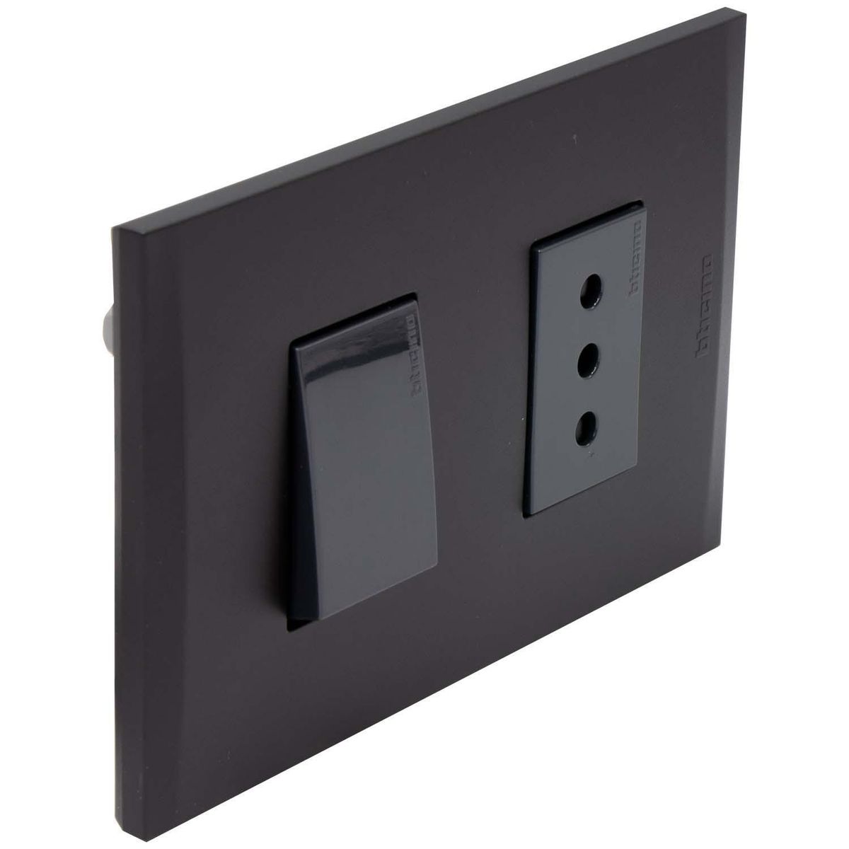 BTICINO - Placa armada Nóbile interruptor simple 9/12 + tomacorriente 10A negro