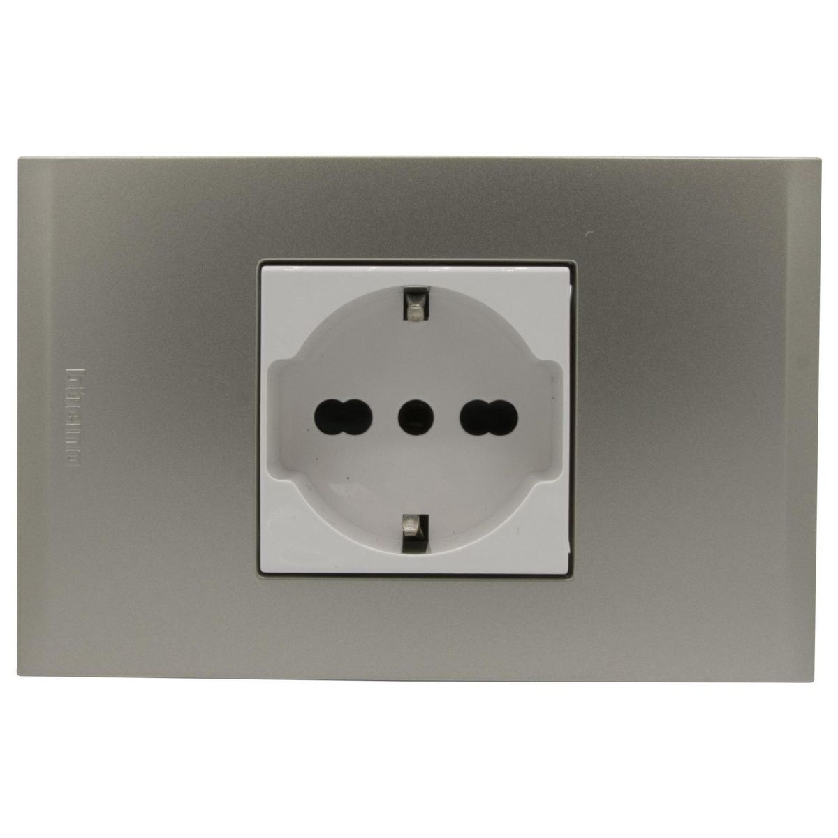 BTICINO - Placa Armada Nóbile Tomacorriente Schuko Universal Color Perla