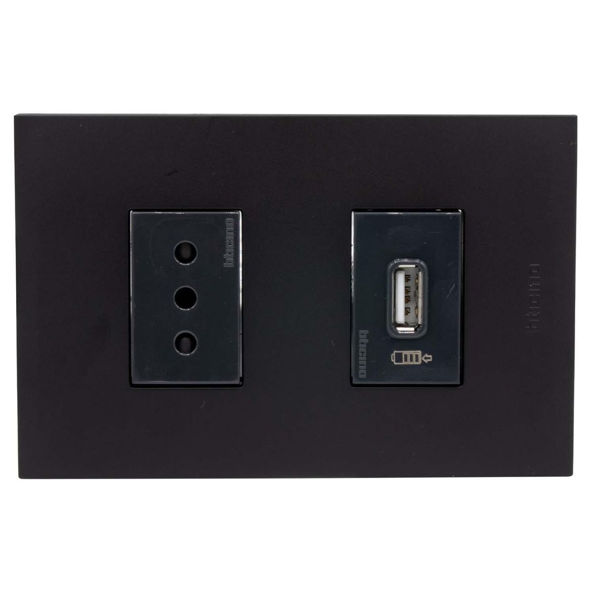 BTICINO - Placa Armada Nóbile Tomacorriente 10A + Usb A Color Negro