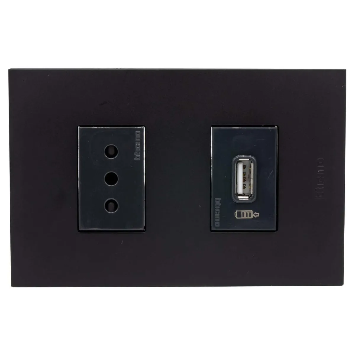 BTICINO - Placa Armada Nóbile Tomacorriente 10A + Usb A Color Negro