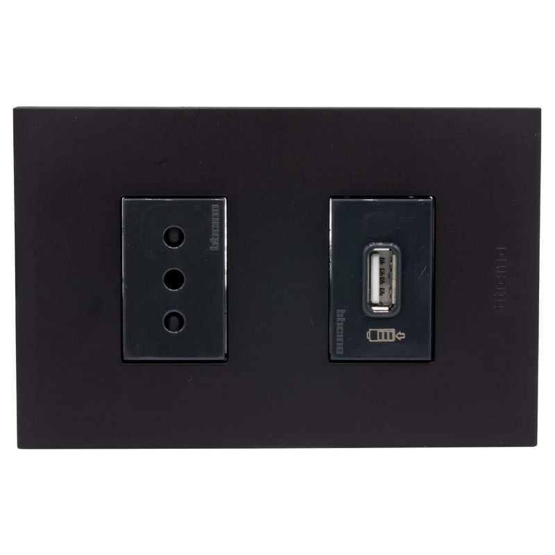BTICINO - Placa armada Nóbile tomacorriente 10A + USB A color negro