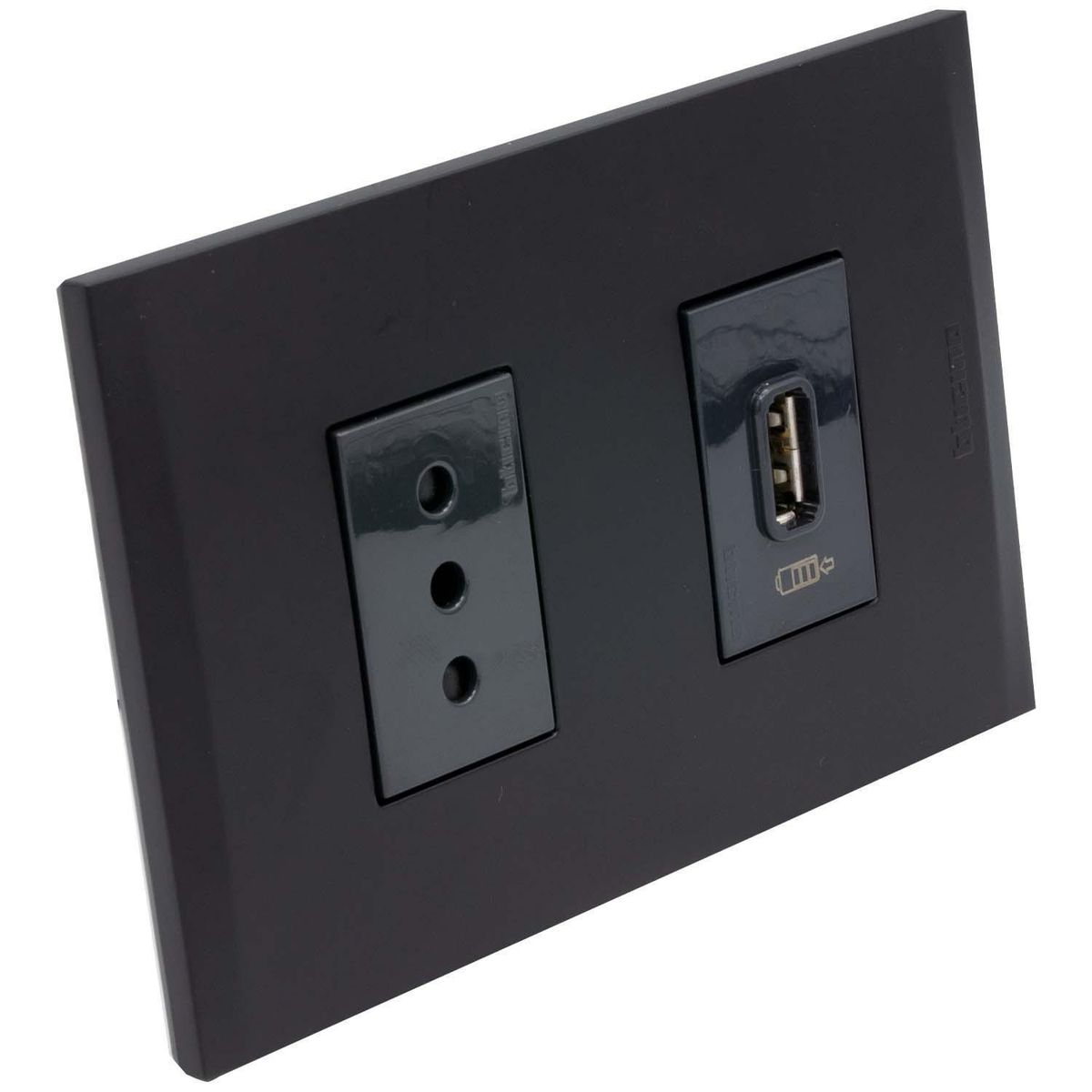 BTICINO - Placa Armada Nóbile Tomacorriente 10A + Usb A Color Negro
