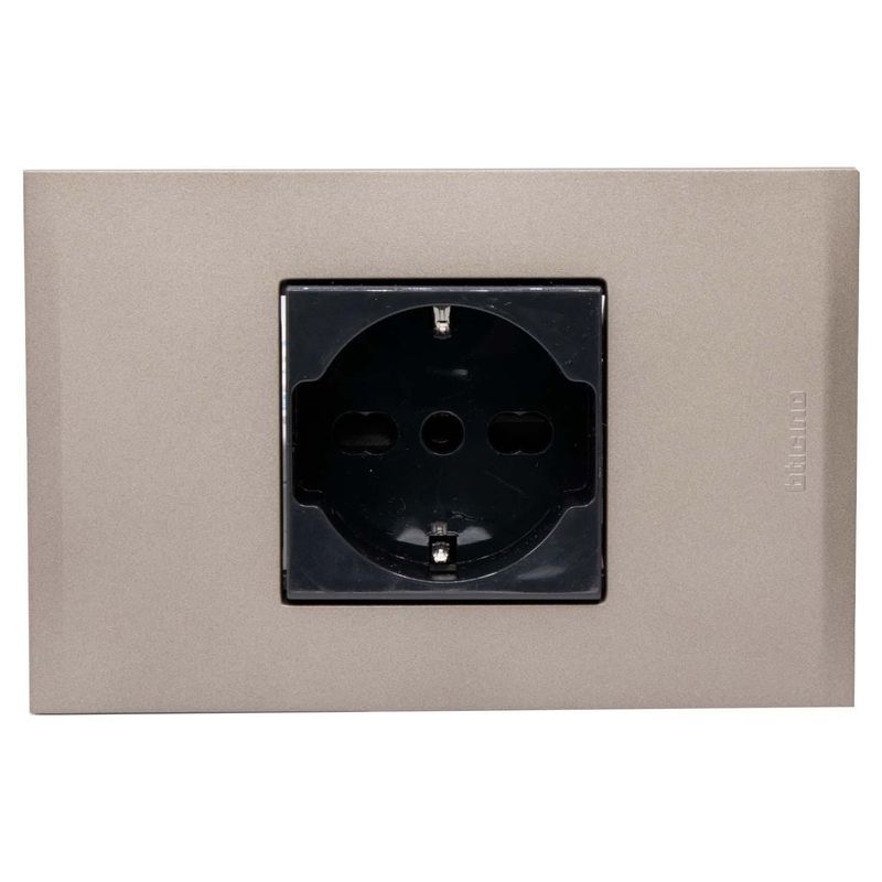 BTICINO - Placa armada Nóbile tomacorriente schuko universal color terra