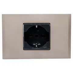 BTICINO - Placa armada Nóbile tomacorriente schuko universal color terra