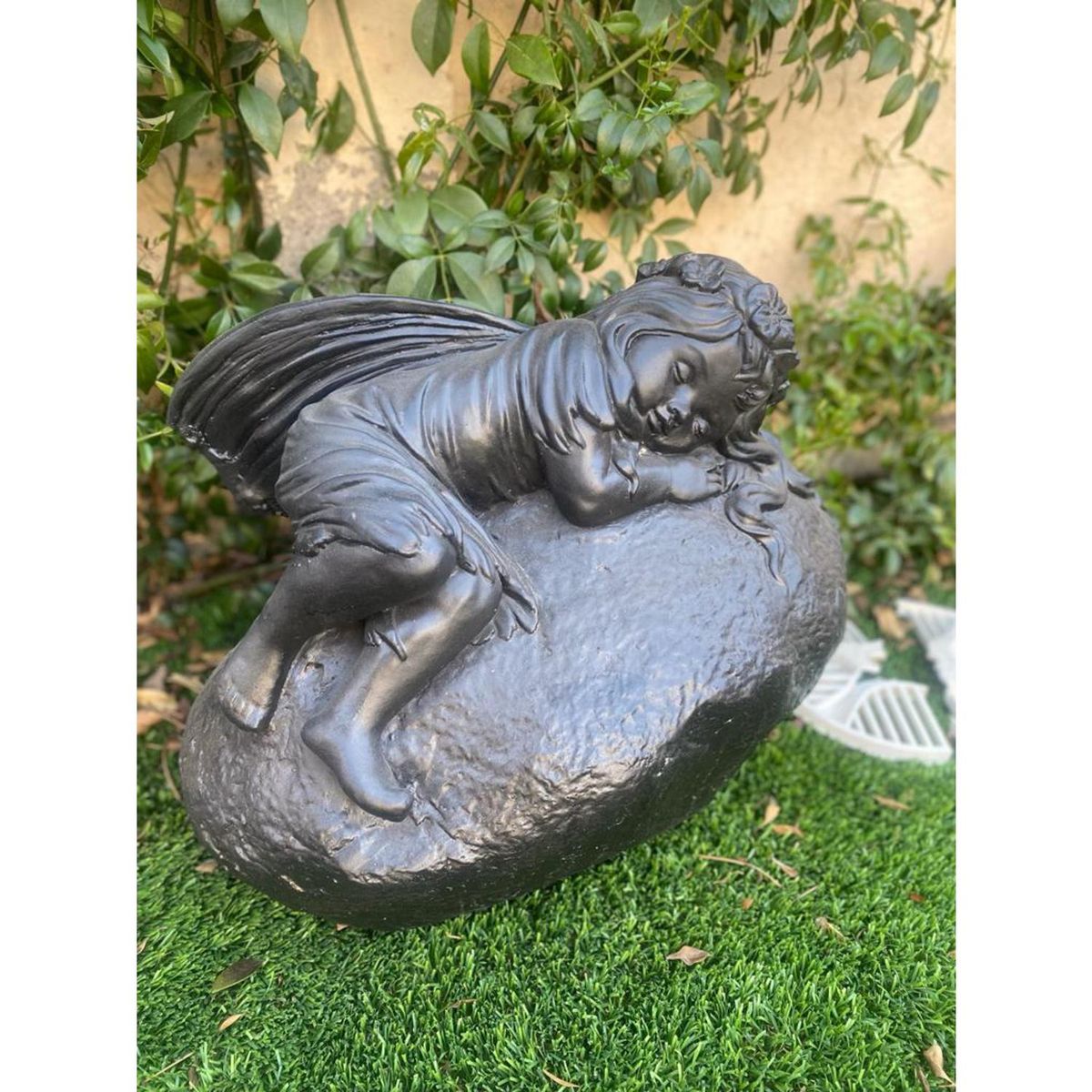 SAT NAM INSPIRES - Figura Niña Hada  Sobre Roca Black line