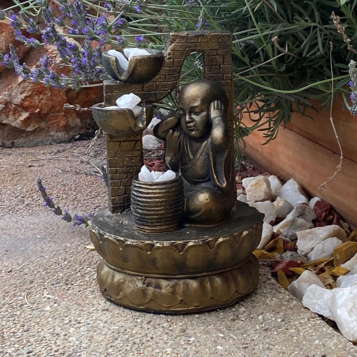 SAT NAM INSPIRES - Figura Monje Sordo Sobre Pileta Golden