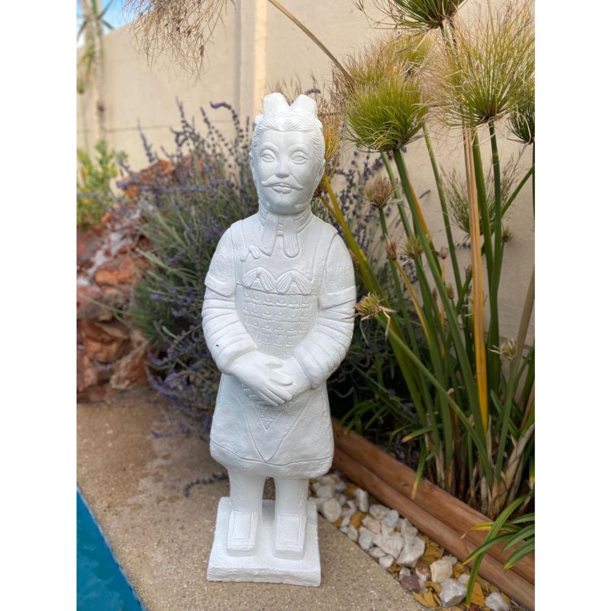 SAT NAM INSPIRES - Figura Guerrero de Terracota White 1.08 cm
