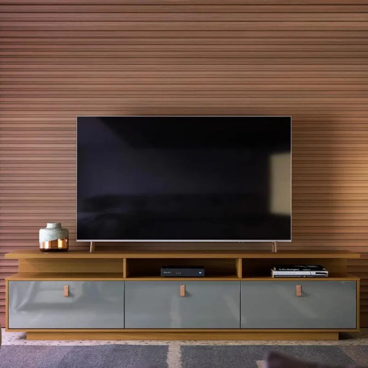 ONESSTA - Rack TV 75"3 puertas con brazo hidraulico y ruedas café gris cinza