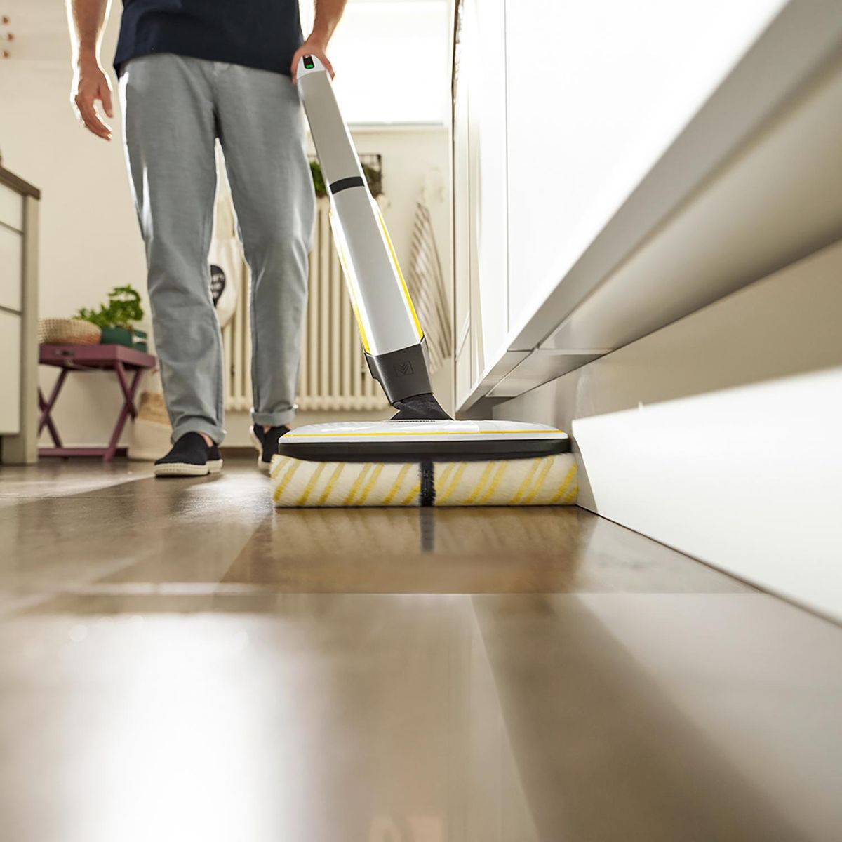 KARCHER - Fregadora de pisos a batería con inyección y extracción, 4 rodillos