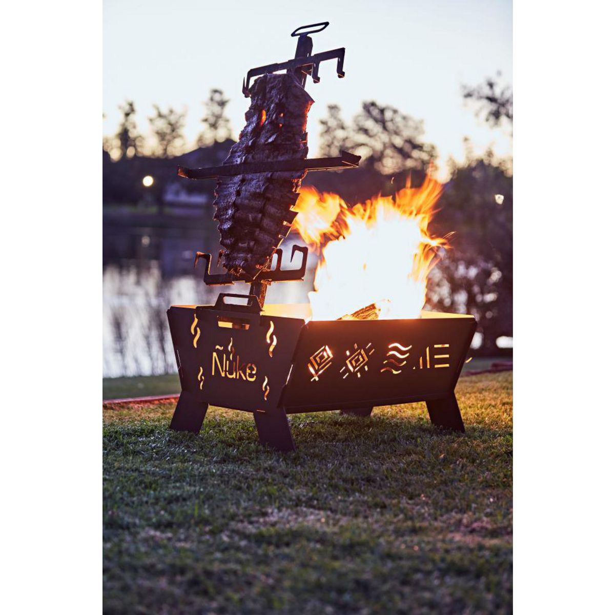 ÑUKE - Fogón Huapi 50 con Parrilla a Leña Metal Negro