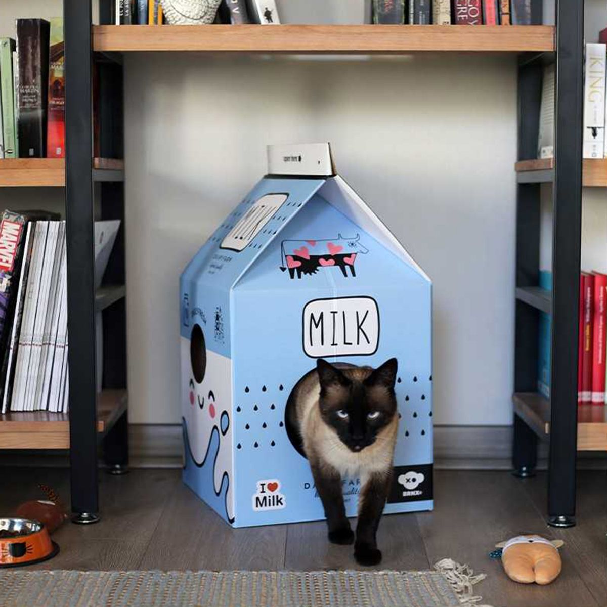 BRNX - Rascador para gato caja de leche color azul, incluye hierba gatera