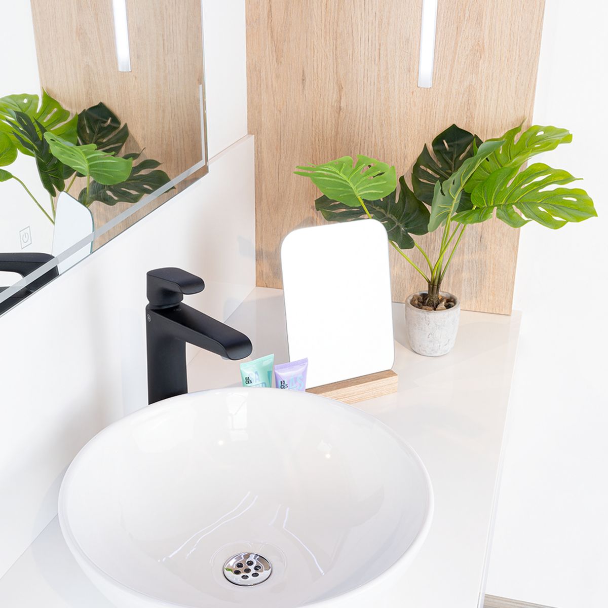 TUHOME - Espejo Baño Forma Semicírculo 18x25 cm Café Bass