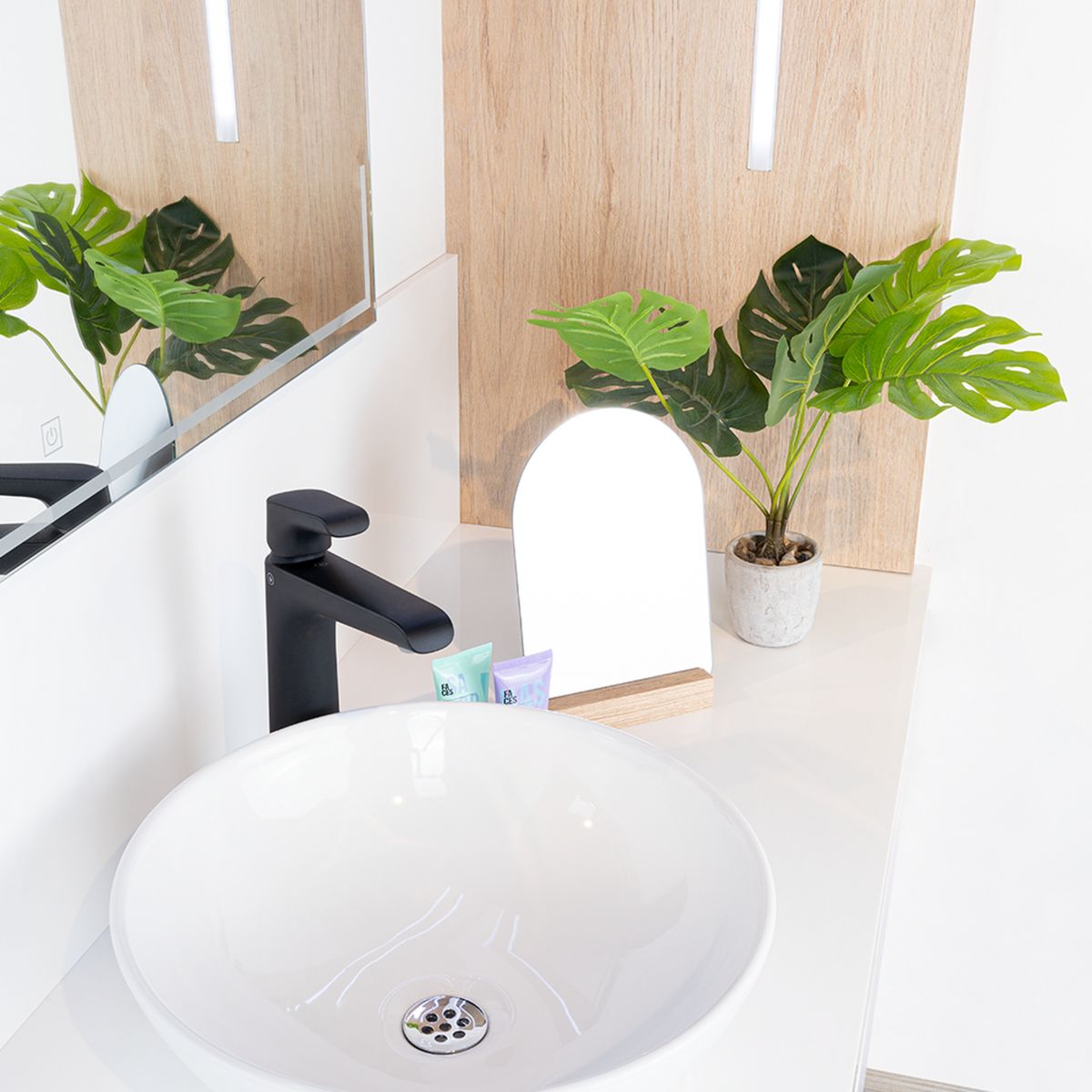 TUHOME - Espejo Baño Forma Redonda 18x25 cm Café Noruega