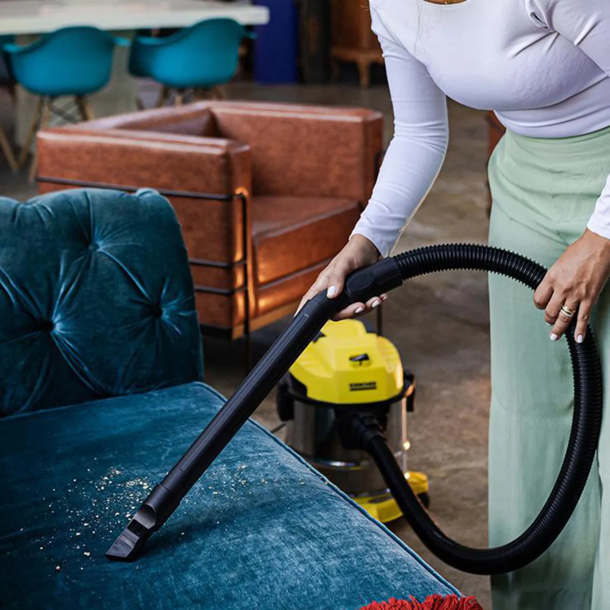 KARCHER - Aspiradora de Arrastre Sólidos y Líquidos 1000 W 12 Litros WDL1