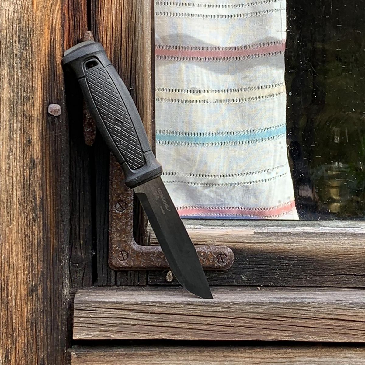 GENERICO - Cuchillo outdoor garberg black blade con kit de supervivencia