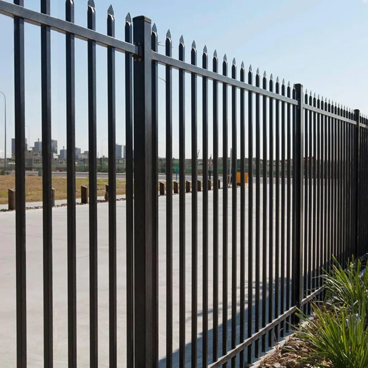 HOGA - Pack Reja Perfil Metálico 2,40x1,80 m con 1 Poste 60x60x2,30 m Negro