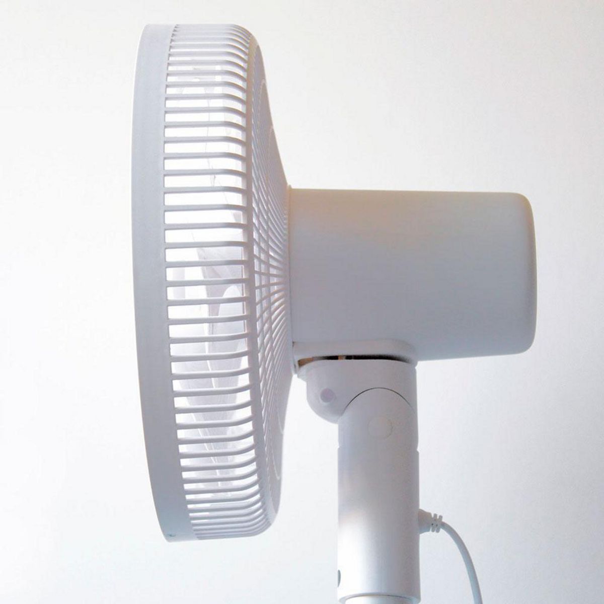 GENERICO - Ventilador Silencioso de Pie con Control Remoto VP-88