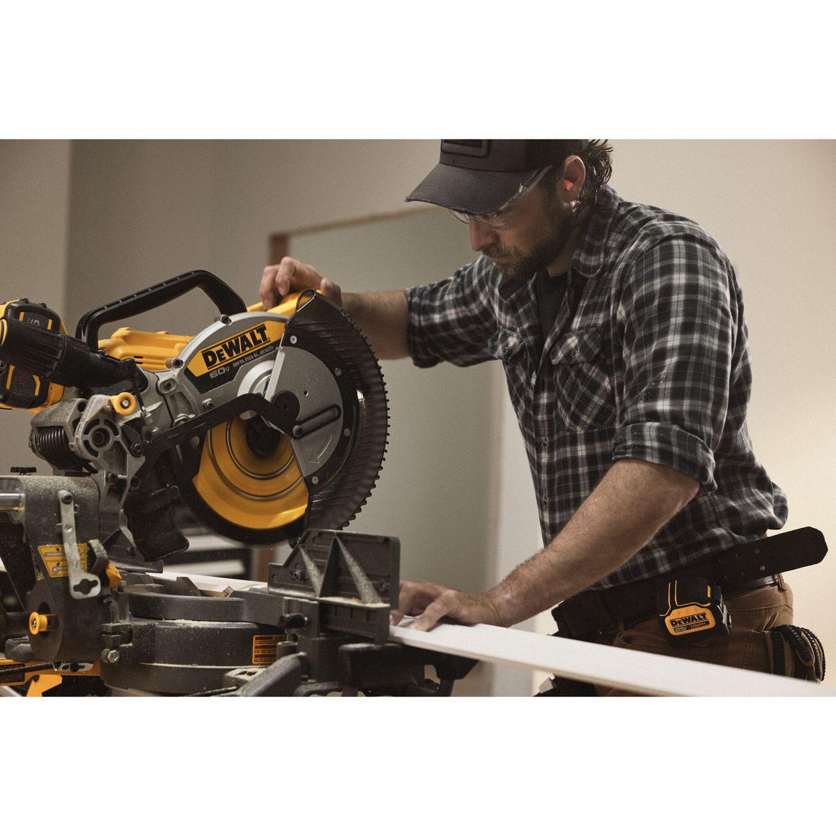 DEWALT - Sierra ingleteadora inalámbrica doble bisel 12" 60V