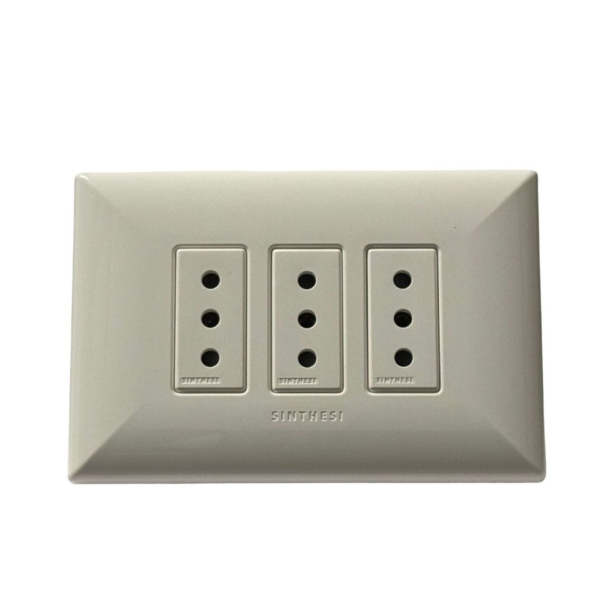 SINTHESI - Enchufe triplex 10A armado S17 blanco
