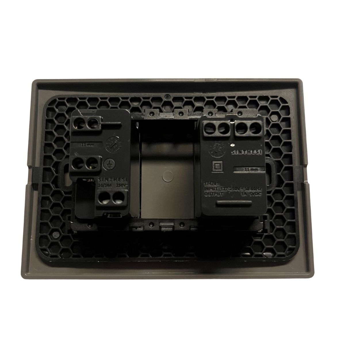 SINTHESI - Enchufe 10A + USB armado S32 grey