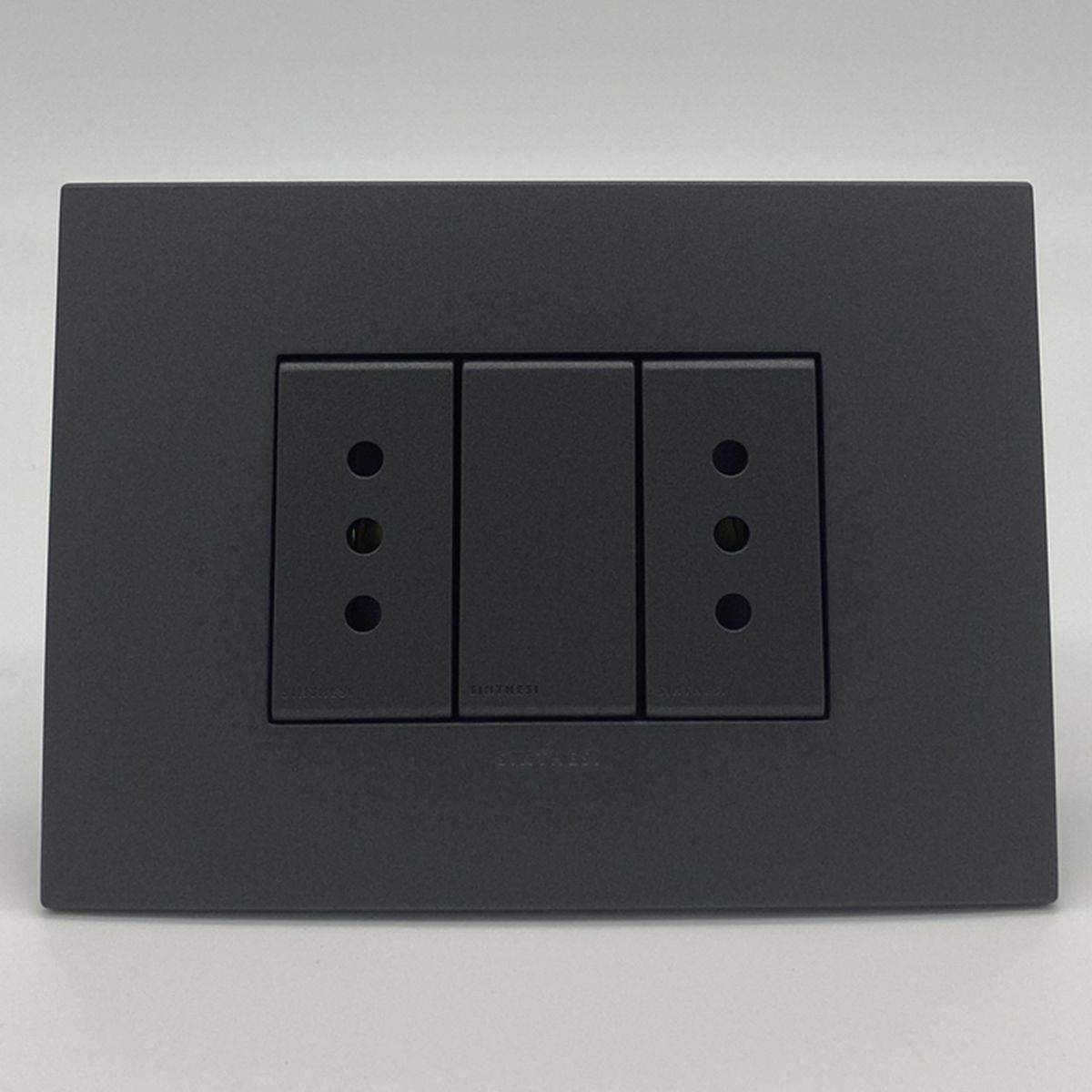 SINTHESI - Enchufe duplex 10A armado S44 carbon