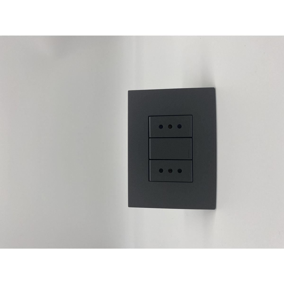 SINTHESI - Enchufe duplex 10A armado S44 carbon