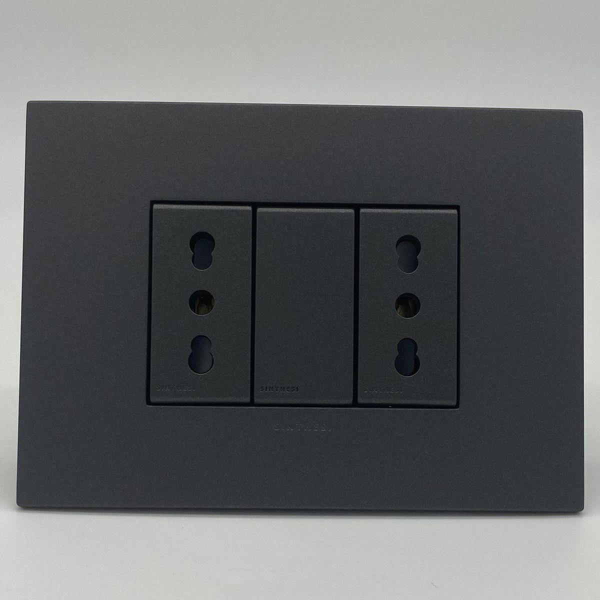 SINTHESI - Enchufe duplex 10/16A armado S44 carbon