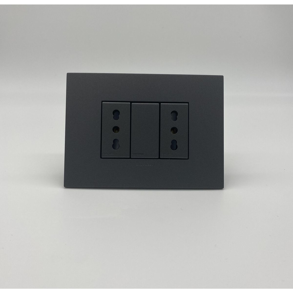 SINTHESI - Enchufe duplex 10/16A armado S44 carbon