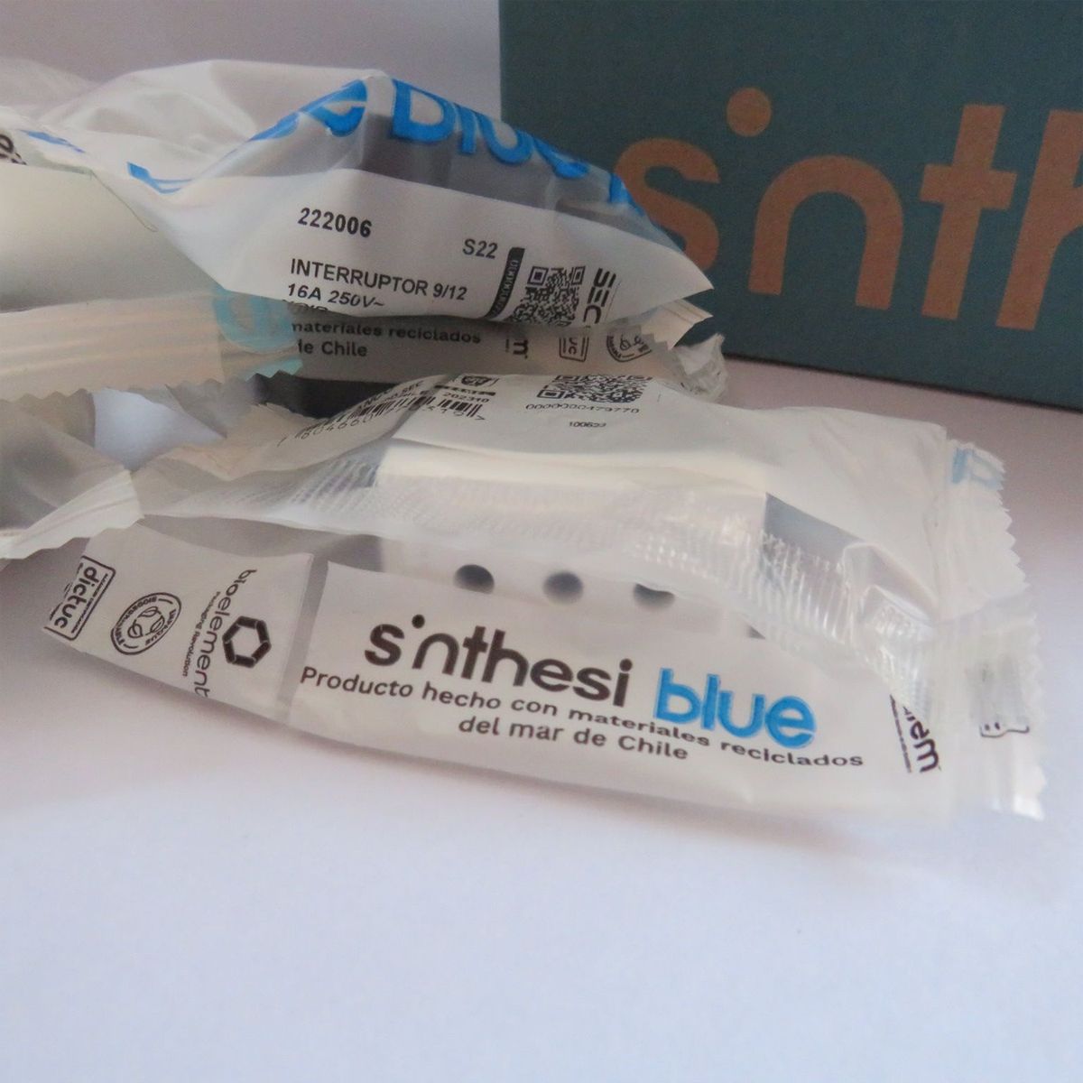 SINTHESI - Casquete interruptor 9/12 + tomacorriente 10a arm S17 blanco