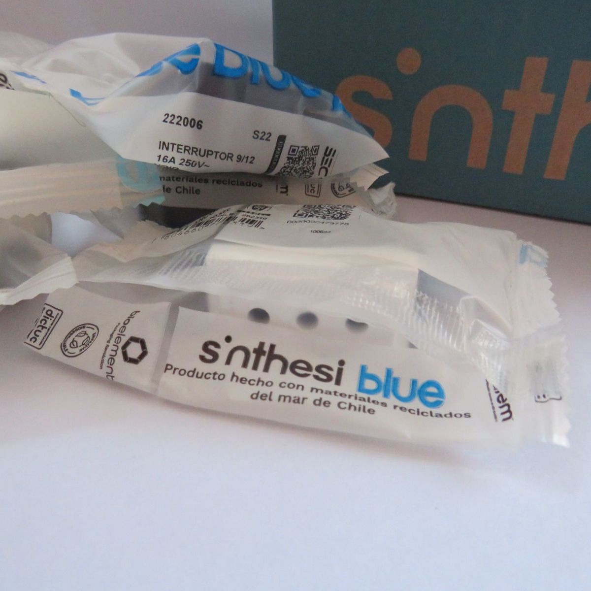 SINTHESI - Casquete interruptor 9/12 + tomacorriente 10a arm S17 blanco