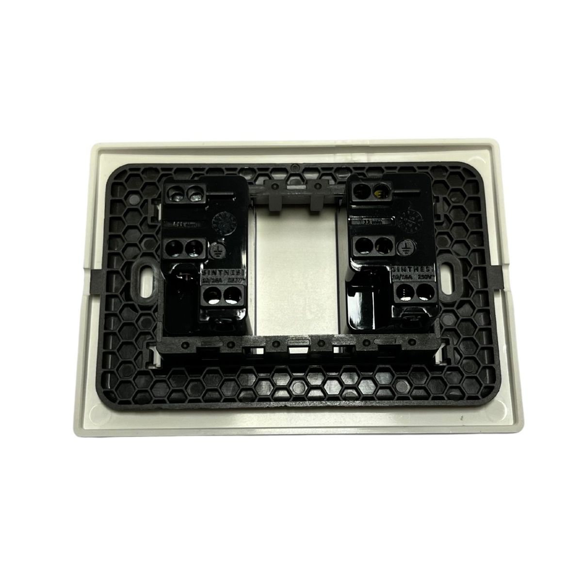 SINTHESI - Enchufe doble 10A armado S32 blanco