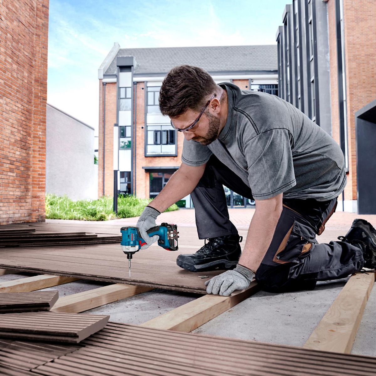 BOSCH - Atornillador de impacto 18V 215Nm + 2 baterías + cargador + maletín