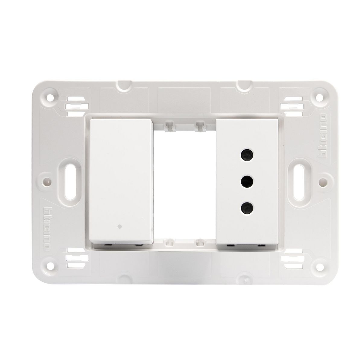 BTICINO - Toma 10A + Interruptor Simple 9/12 Blanco Semi Armado Matixgo