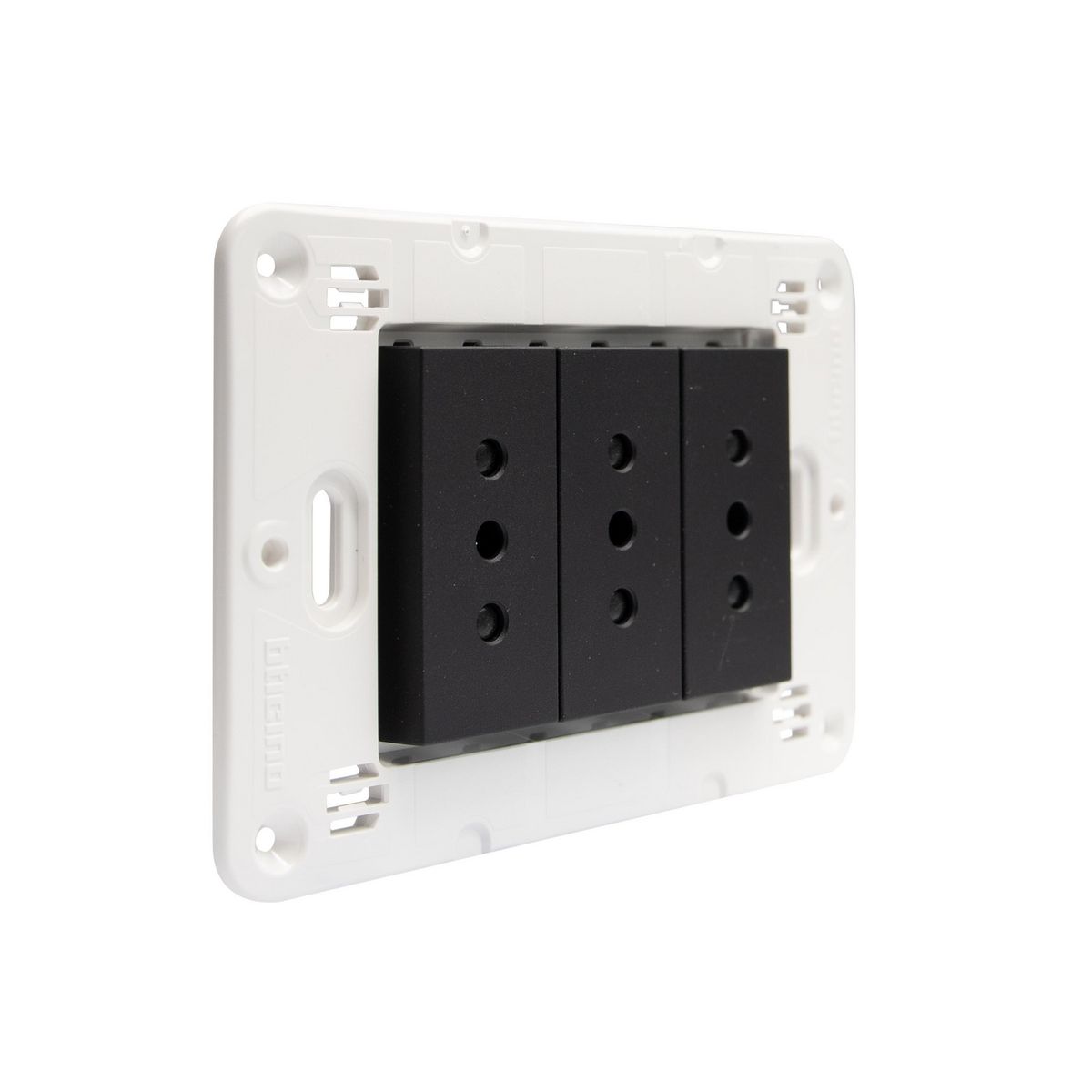 BTICINO - Tomacorriente Triple 10A Black Semi Armado Matixgo