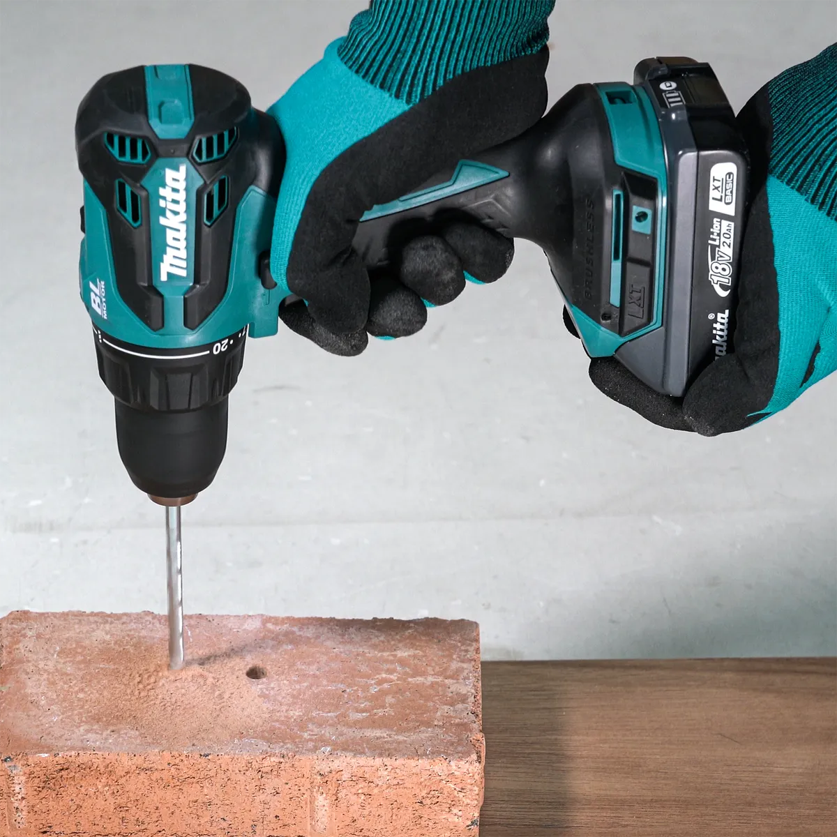 MAKITA - Taladro Percutor Inalámbrico 1/2" 18V + 2 Baterías + 1 Cargador