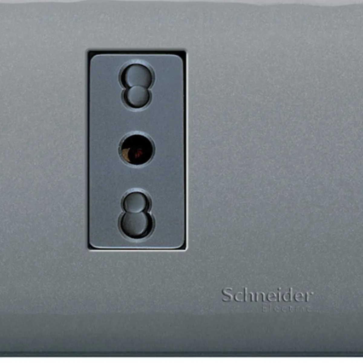 SCHNEIDER ELECTRIC - Placa Genesis Armada Con Toma Corriente 10/16A 2P+T - Humo