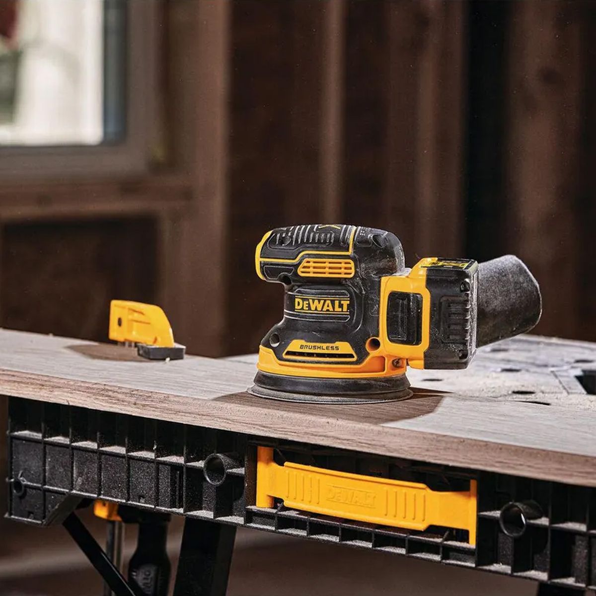 DEWALT - Kit Taladro Percutor 20V + Lijadora Rotorbital