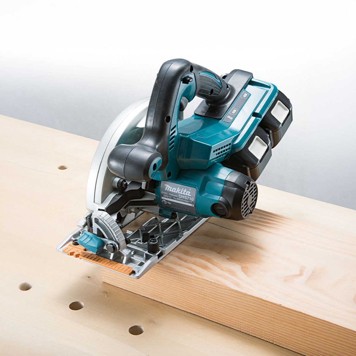 MAKITA - Kit Sierra Circular 71/4"18V Inalambrica 1 Bateria 4,0Ah+1 Baeria 5,0Ah + Cargador